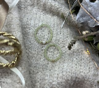 Klid, Rovnováha, Sebevědomí 🌿 Olivín posiluje optimismus, radost a životní energii 💛 Podporuje sebevědomí a dobré vztahy 🌞...